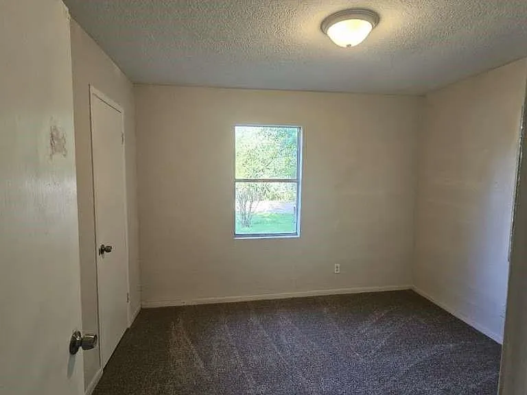 215 Blackshear St — Photo 7