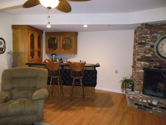 Family room w/wet bar and FP