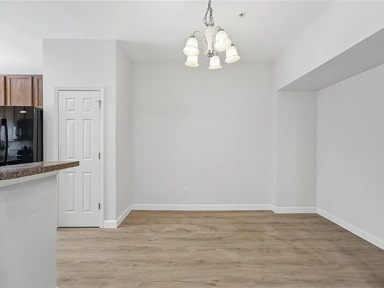 1346 Grantham Dr — Photo 10