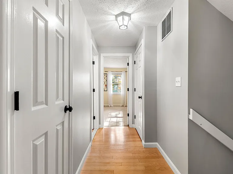 27 Glastonbury Dr — Photo 12