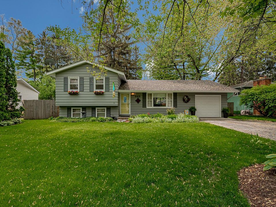 1st image of 22W545 Tamarack Dr