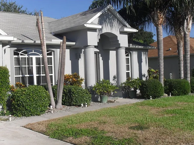 830 Laurel Dr — Photo 2