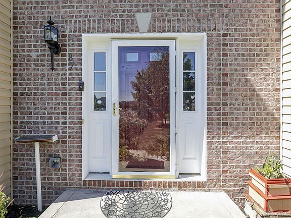 4th image of 87 Knights Bridge Dr W