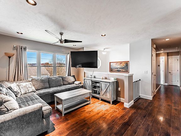4th image of 404 Lee St