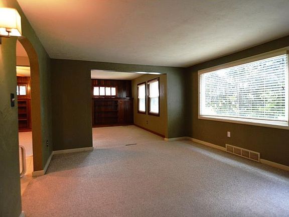 4th image of 250 Lakeview Dr