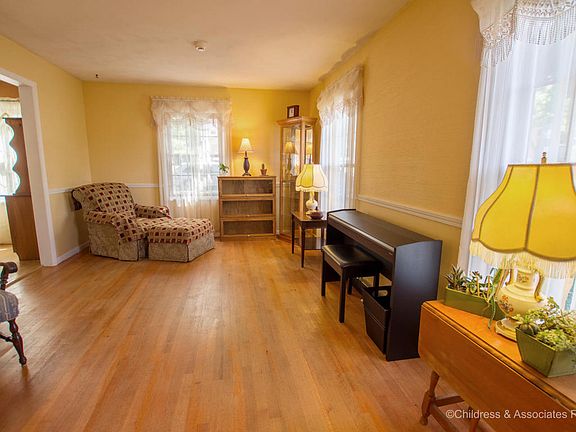 3rd image of 1835 Menominee Dr SE