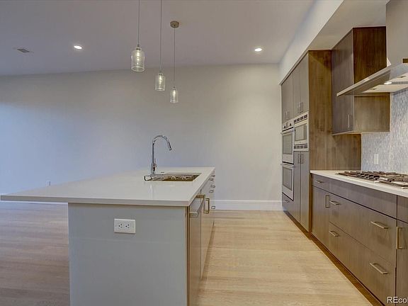 5th image of 250 S Columbine St #411