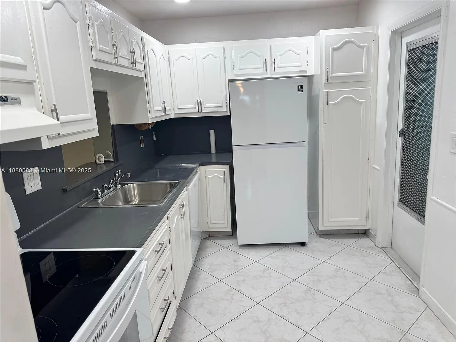 Emerald Condo — Photo 1