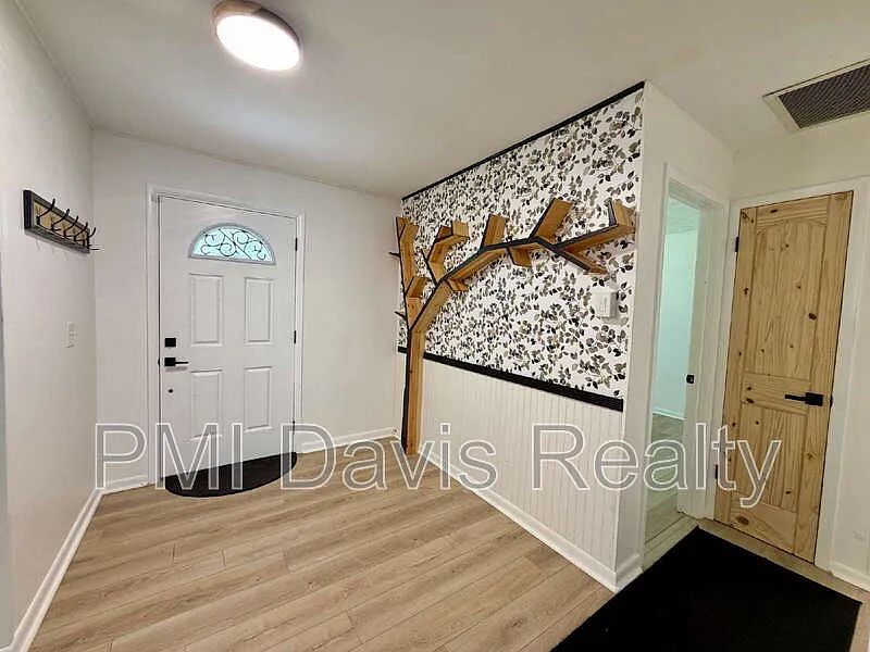 4 bed, 2.0 bath, 2407 sqft, $2,550 — Photo 3