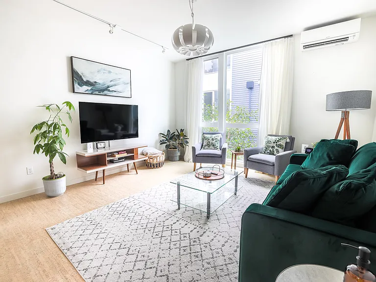 835 S Cloverdale St #B — Photo 3