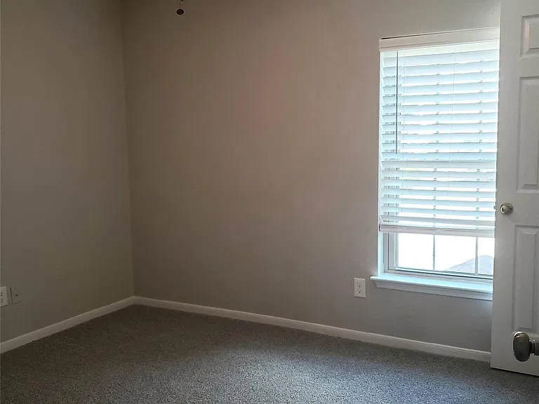 8714 Warrenford Dr — Photo 16