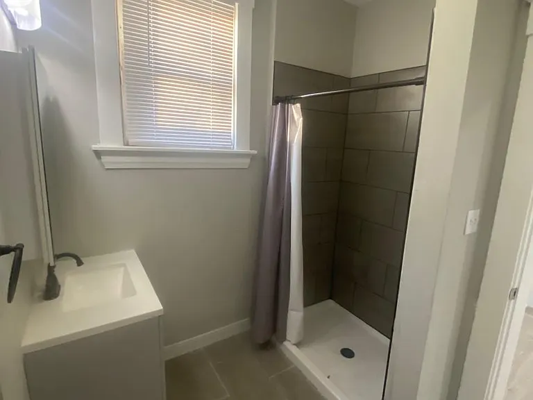 315 E University Ave — Photo 5