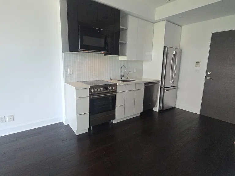 33 Shore Breeze Dr #405 — Photo 4
