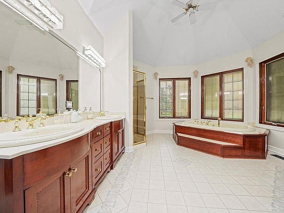4th image of 10940 W 143rd St