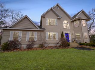 105 Fern Ln, Milford, PA 18337