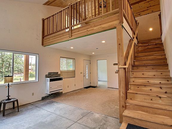 2nd image of 2046 Lakeview Ln