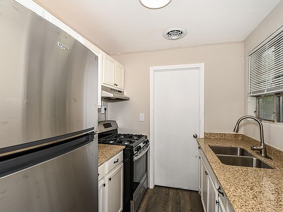 4th image of 300 Saint Clair Dr