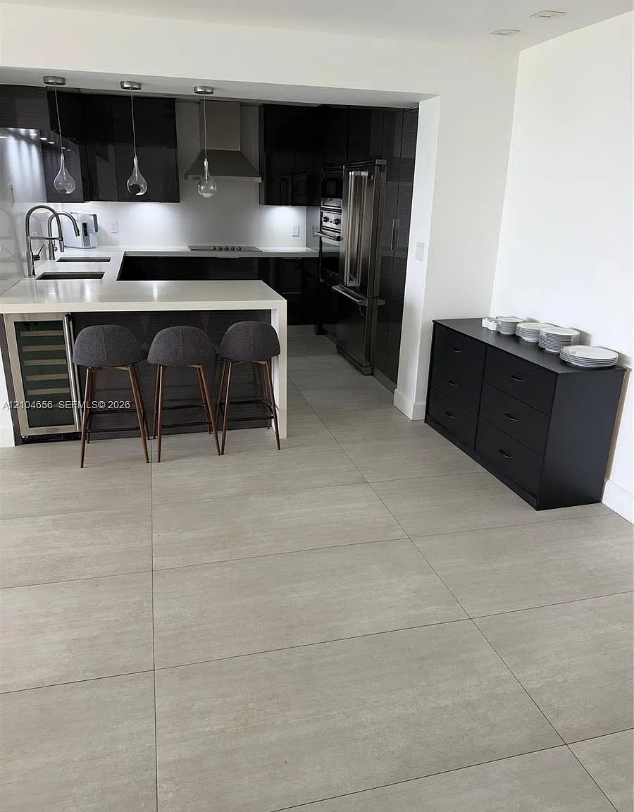 Balmoral Condo — Photo 2