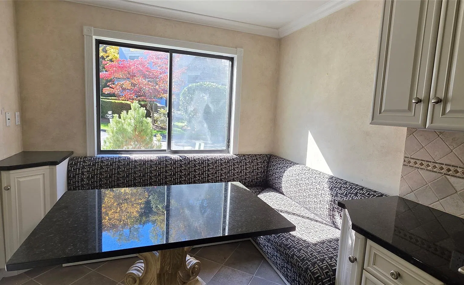 4 bed, 2.5 bath, 2416 sqft, $7,000 — Photo 4