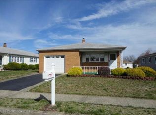 5 Canaries Ct, Toms River, NJ 08757