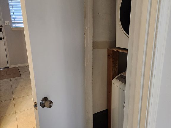 4th image of 3624 Parkridge Dr APT 213