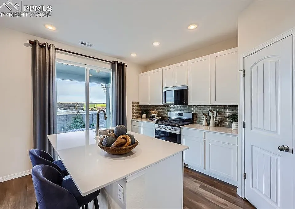 3 bed, 5002 sqft, $3,300 — Photo 1