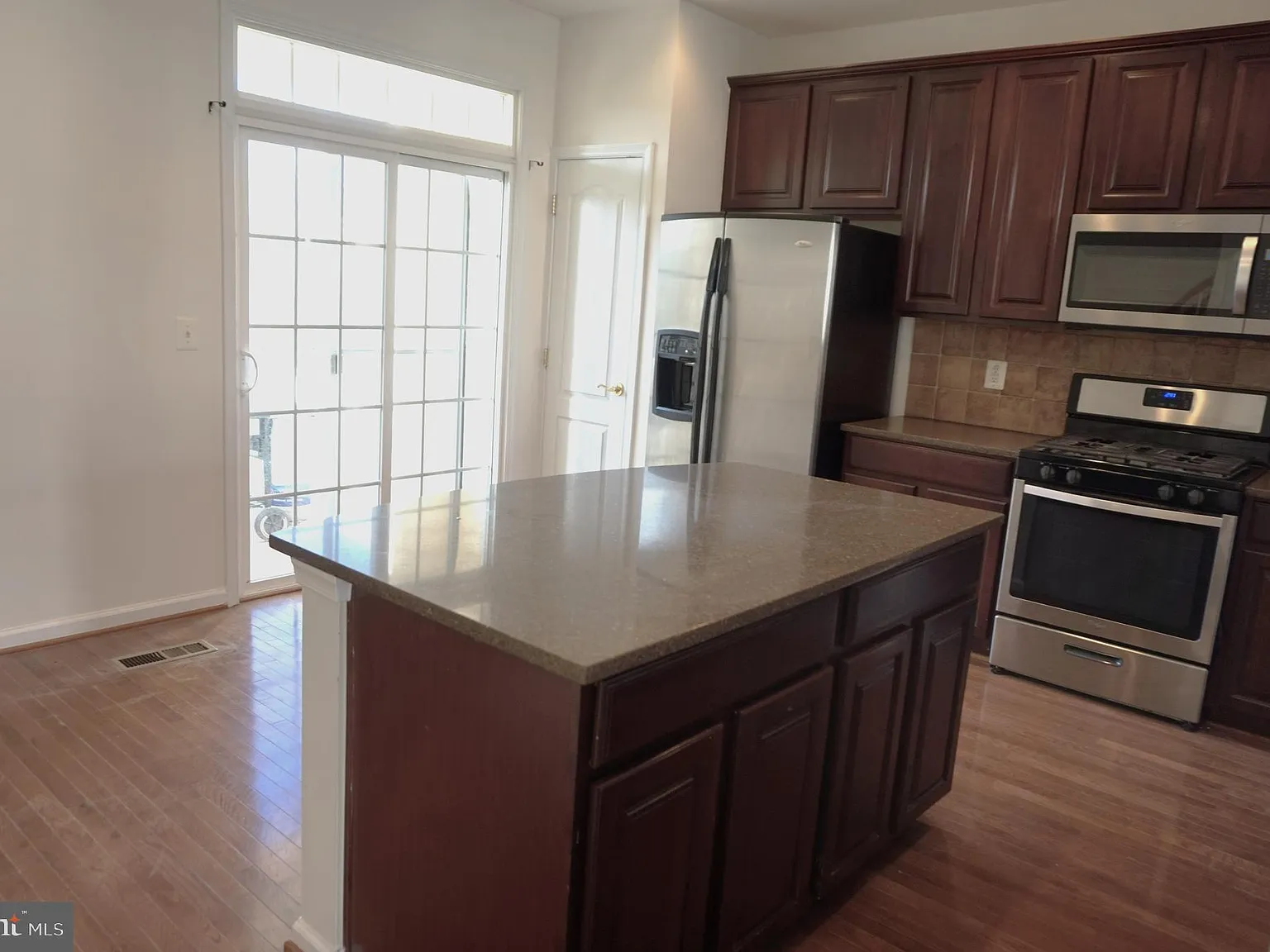 3 bed, 4.0 bath, 1966 sqft, $3,050 — Photo 4