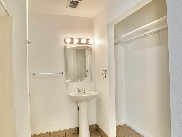 1136 W 9th St — Photo 10