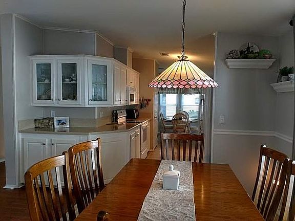 3rd image of 22 Beaumont Ln