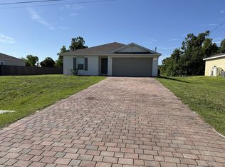1814 NE 40th Ln, Cape Coral, FL 33909