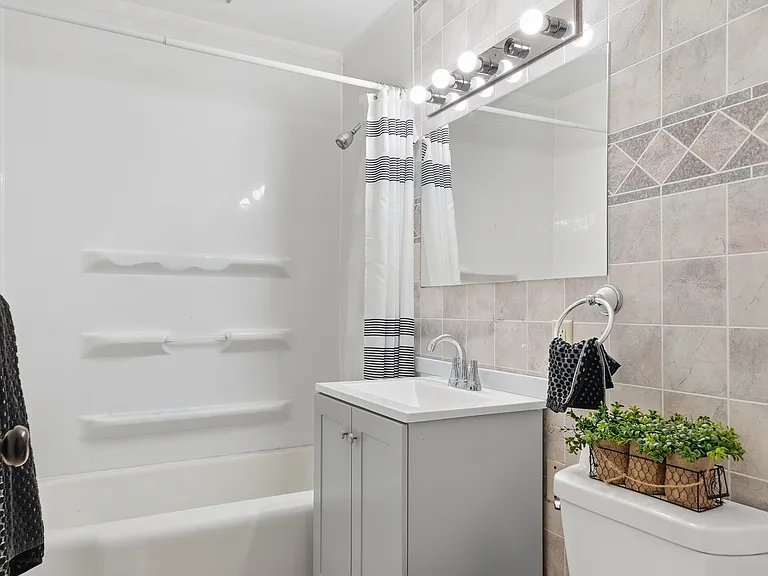 3838 Regent Ave N #3838 — Photo 13