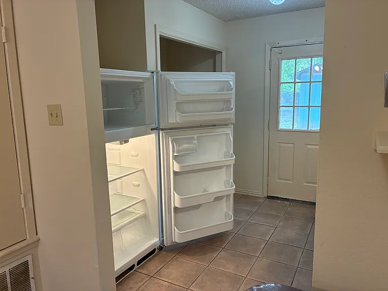 1219 Truman Ln — Photo 8