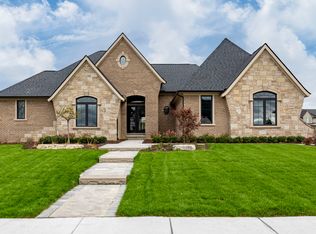 3846 Royal Berkshire Ln, Oakland, MI 48363