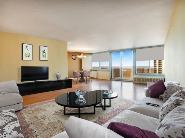 1 Claridge Dr Apt. 812 #812, Verona Twp., NJ 07044