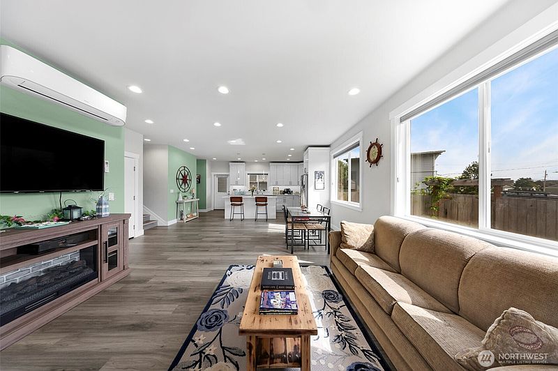 4th image of 4123 Stuart Circle
