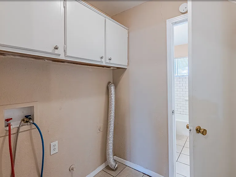 709 Royal Crest Dr — Photo 10