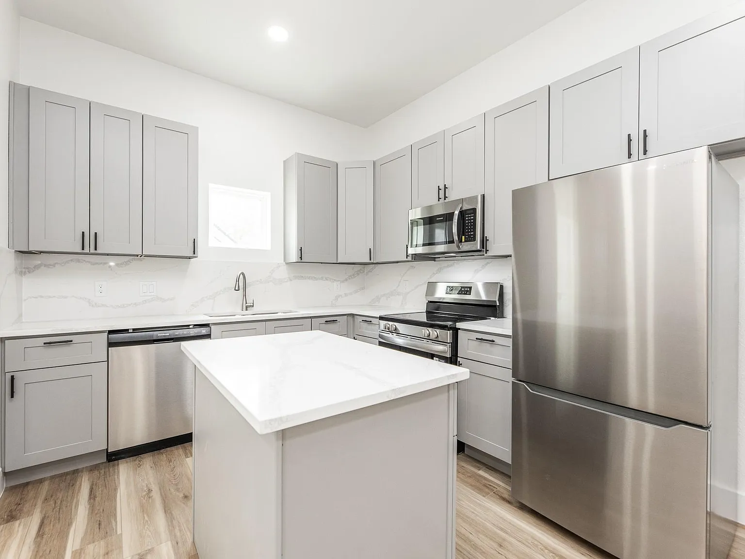 3 bed, 2.0 bath, 2420 sqft, $1,750 — Photo 3