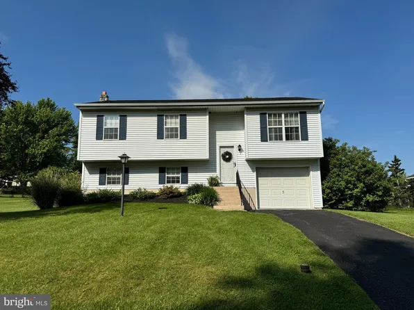 1760 Valley Vista Dr, York, PA 17406