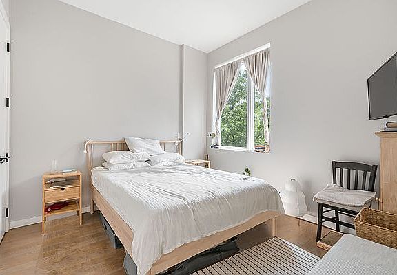 5th image of 1122 Manhattan Ave #2A