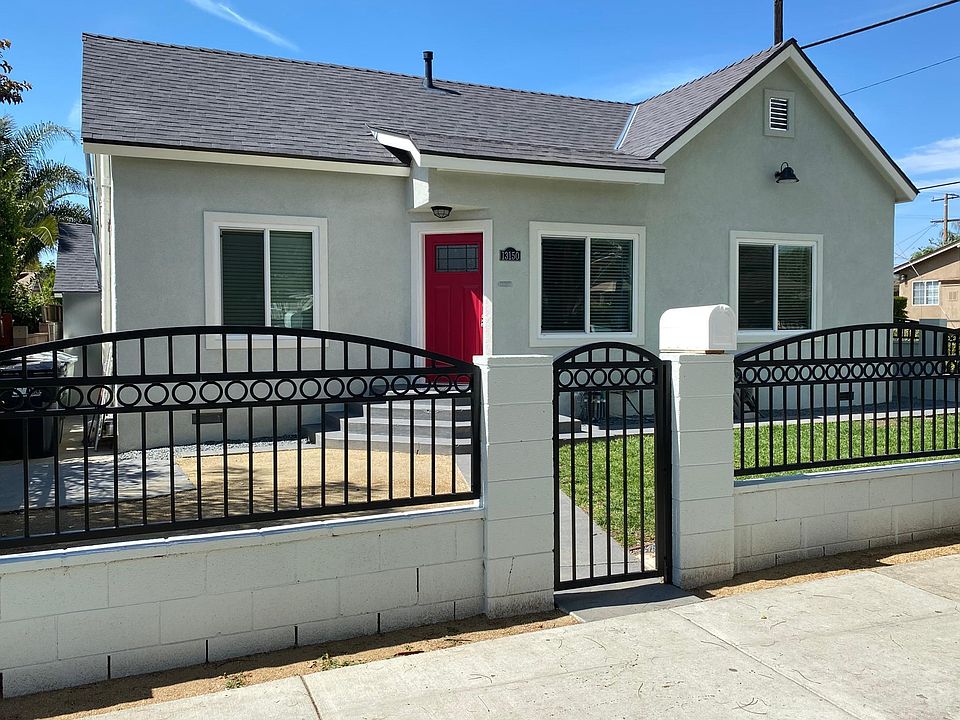 Front House (Unit A) Secured private front yard with BBQ and patio table
