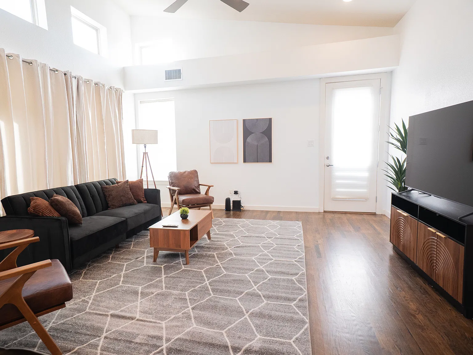 2 bed, 1576 sqft, $3,500 — Photo 2