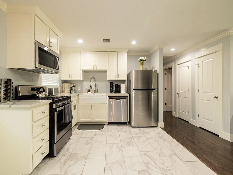 3907 Southlawn St — Photo 11