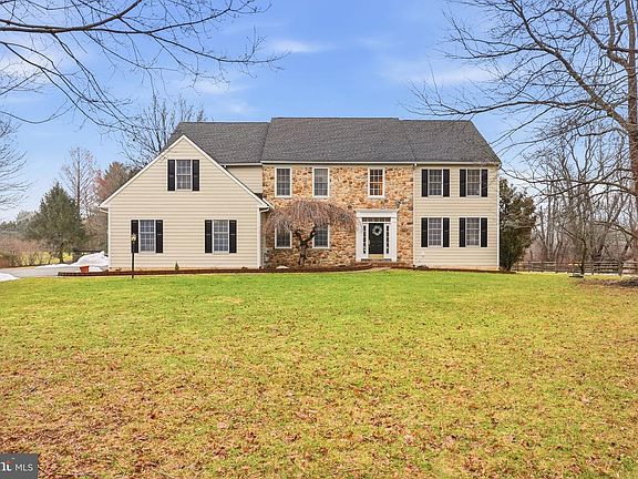 2nd image of 22 Springlea Ln