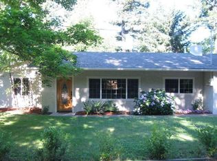 250 Peckerwood Ln, Grants Pass, OR 97527