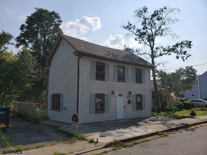 1st image of 128 E Millbrooke Ave