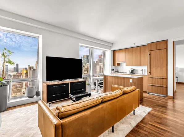 400 Fifth Avenue 42G image 1 of 7