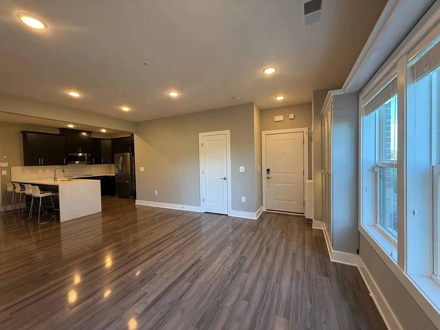 Luxury End-Unit Condo & Garage Near One Loudoun — Photo 4