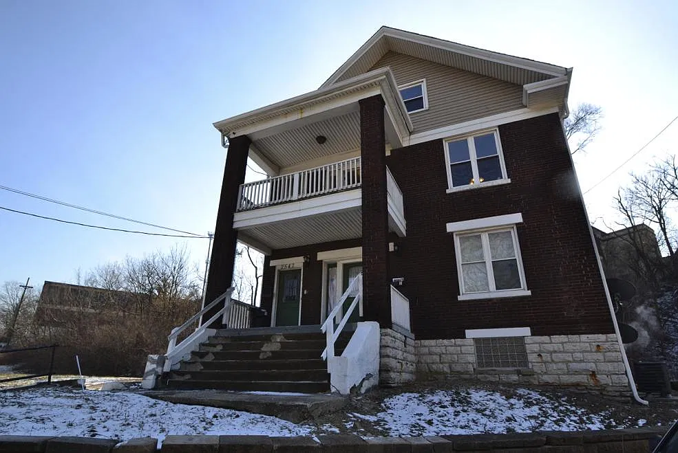 4 bed, $2,300 — Photo 1