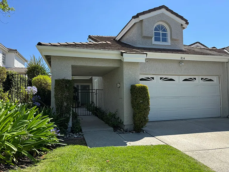 834 Sunstone St — Photo 1