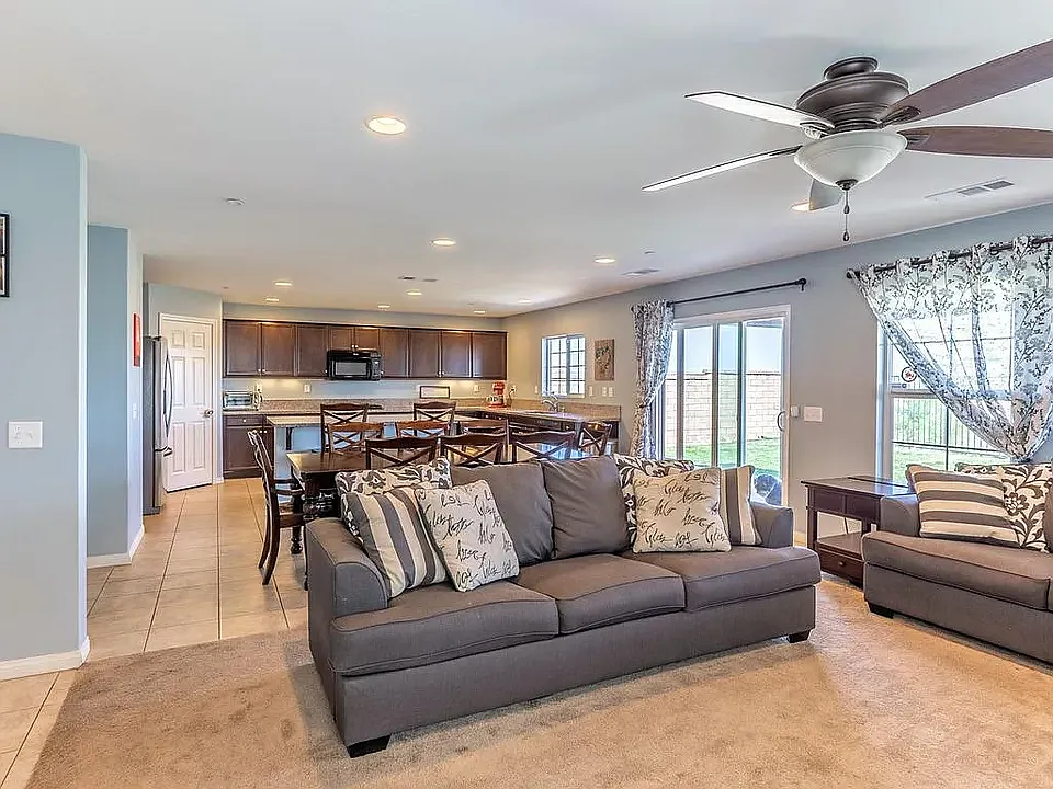 3 bed, 2.5 bath, 2370 sqft, $1,000 — Photo 3